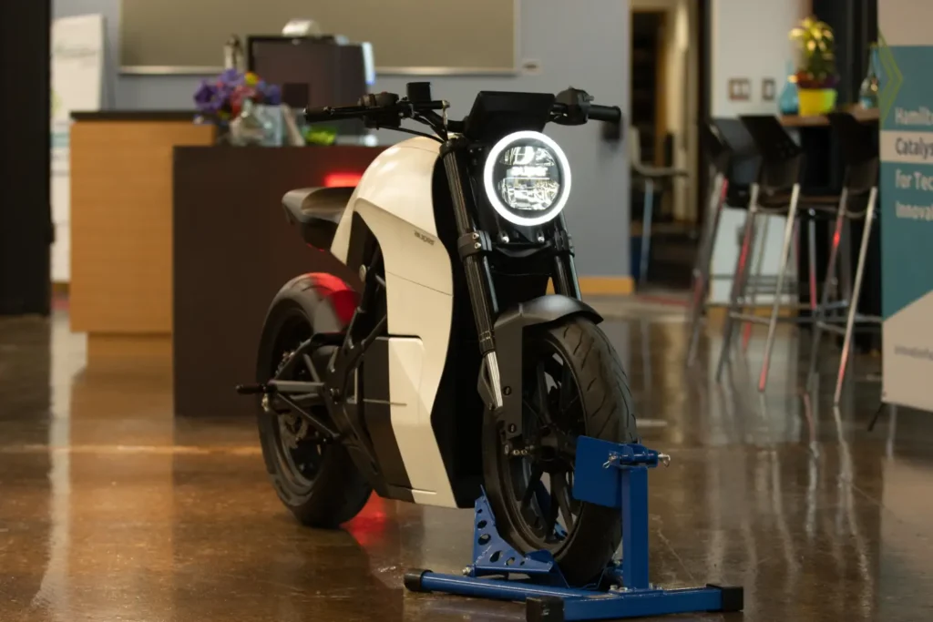 Descubra a bicicleta eletrica que parece moto, uma inovação em transporte pessoal combinando design arrojado e compromisso ecológico.